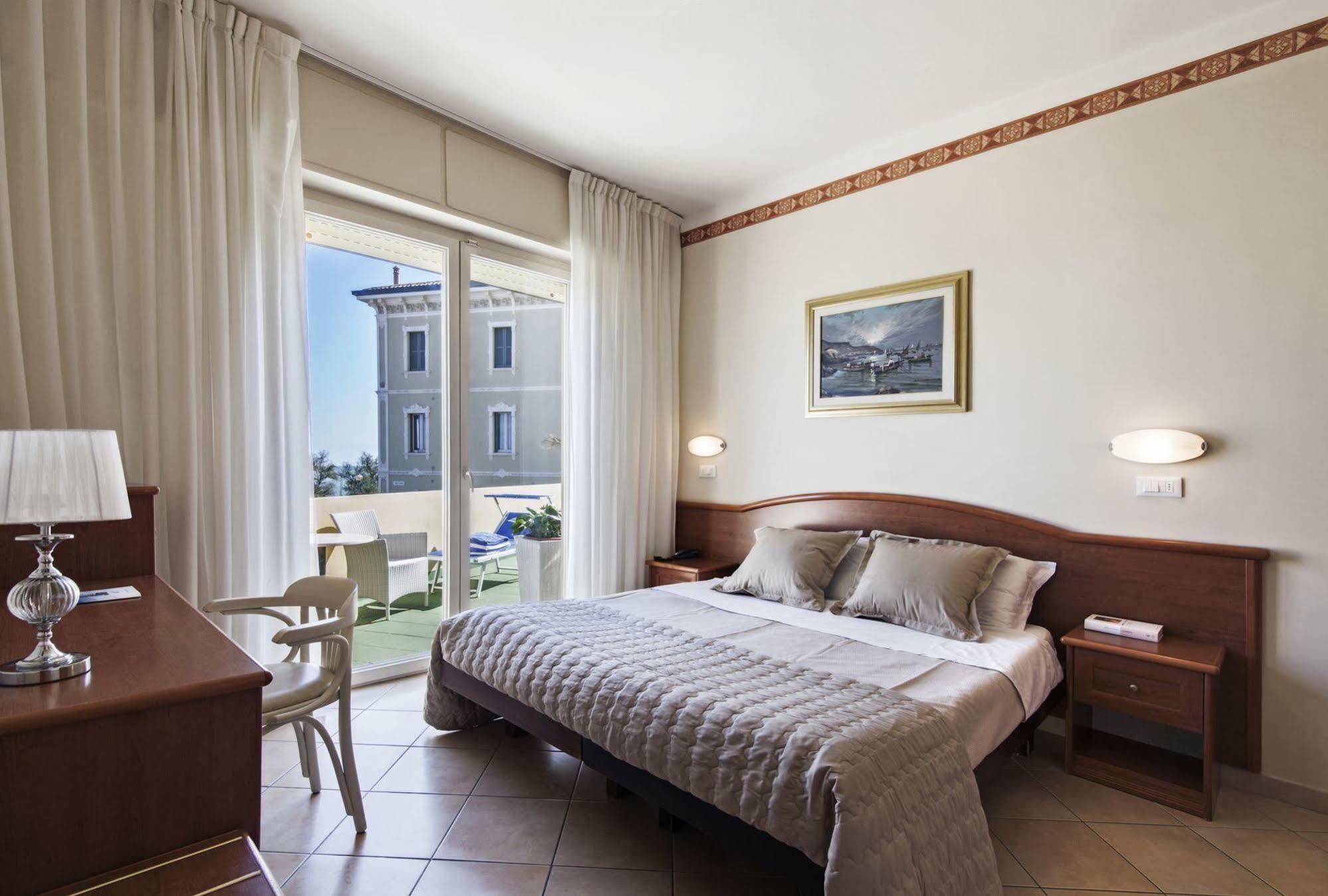 Hotel Perticari Pesaro Esterno foto