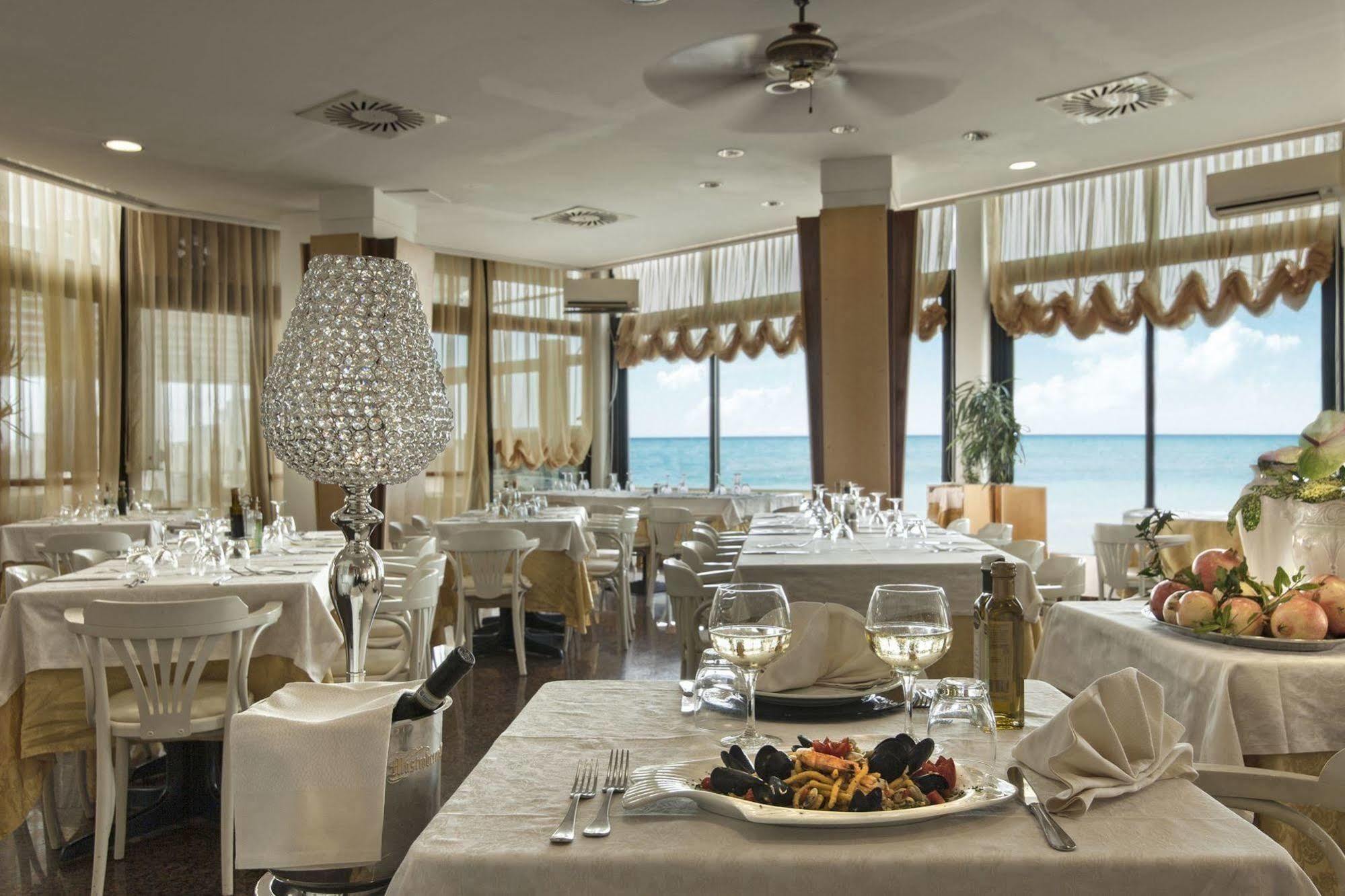 Hotel Perticari Pesaro Esterno foto